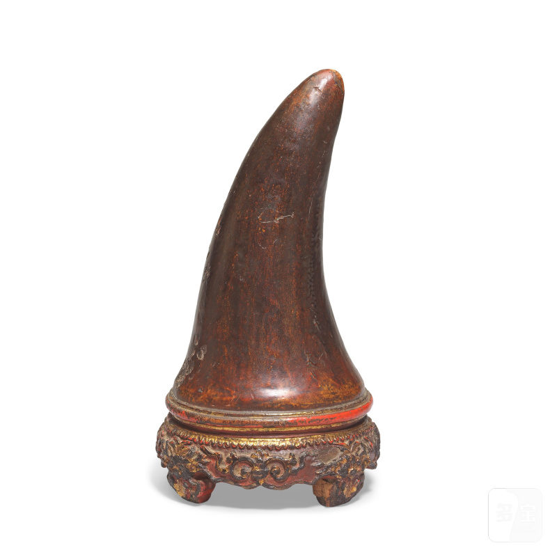 清晚期 木漆金犀角 | A GILT AND LACQUER WOOD TROMPE-L'ŒIL 'RHINOCEROS HORN' CARVING - 图2